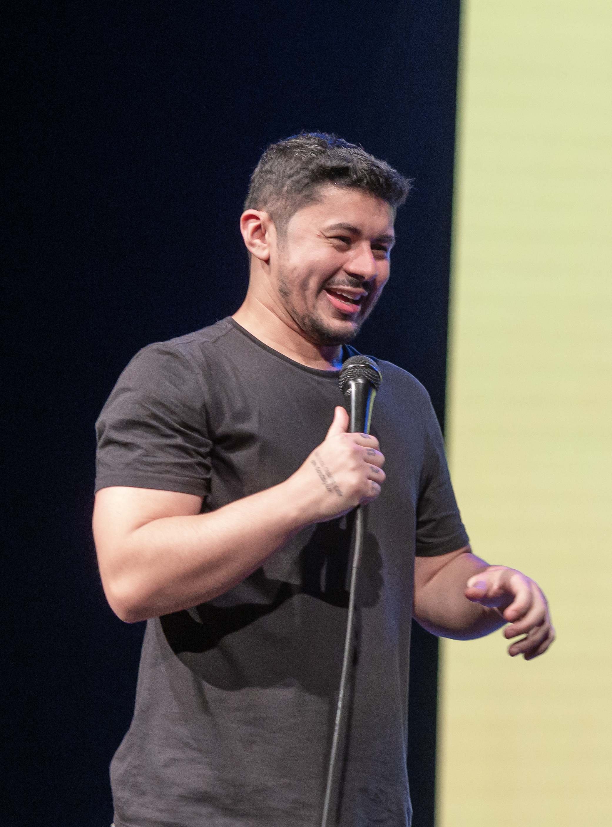 Rafael Albino como mestre de cerimônias
